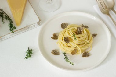 Krem peynir sos ve hafif bir tabakta truffle ile makarna peynir ve şarap ile servis edilir. Seçici odak.