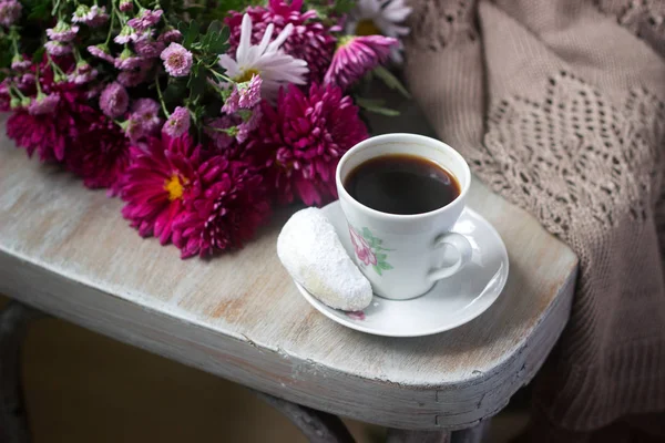 Bodegón Otoño Con Café Galletas Caseras Vainilla Crisantemos Enfoque Selectivo — Foto de Stock