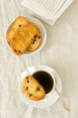 Sabah bisküvi, Lump & şeker ve taze gazete ile kahve. Rustik tarzı, seçici odak.