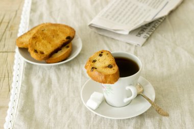 Sabah bisküvi, Lump & şeker ve taze gazete ile kahve. Rustik tarzı, seçici odak.