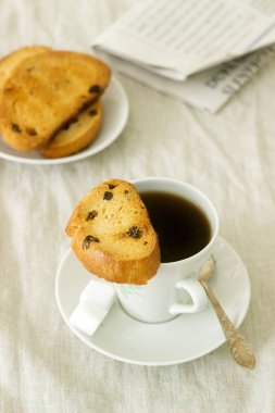Sabah bisküvi, Lump & şeker ve taze gazete ile kahve. Rustik tarzı, seçici odak.