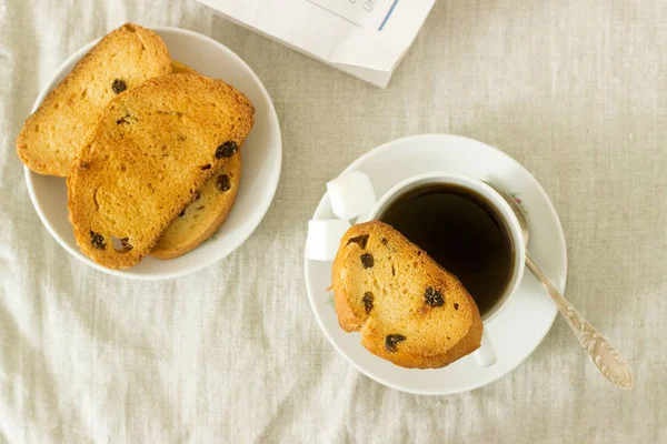 Sabah bisküvi, Lump & şeker ve taze gazete ile kahve. Rustik tarzı, seçici odak.