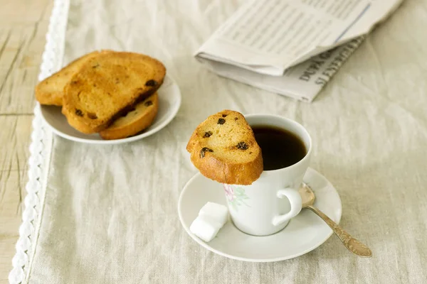 Sabah bisküvi, Lump & şeker ve taze gazete ile kahve. Rustik tarzı, seçici odak.