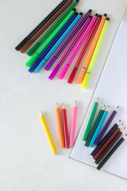 Çocuk sanat kurşun kalem, işaretleri ve beyaz bir arka plan üzerinde albüm için aksesuarlar.