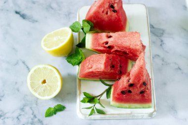 Nane hafif bir arka plan üzerinde bir karpuz limonata için malzemeler.