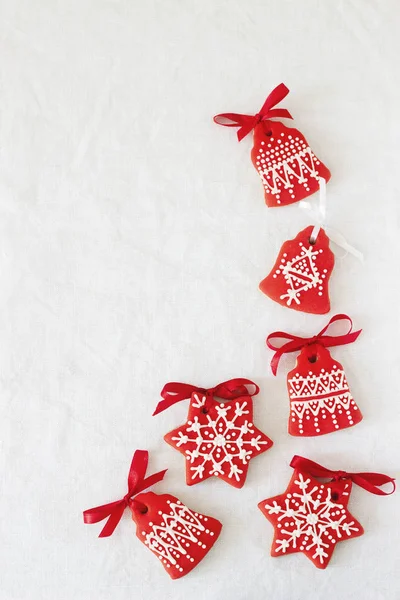 Kerstmis-Nieuwjaar vakantie achtergrond, rode peperkoek cookies op witte tabel. Kopiëren van ruimte. — Stockfoto