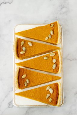 Şükran günü veya hafif bir arka plan üzerinde Halloween için geleneksel Amerikan kabak pasta. Rustik tarzı, seçici odak.