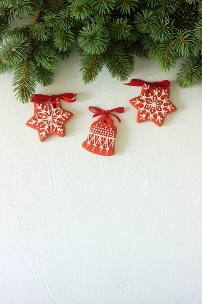 Kerstmis Nieuwjaar Vakantie Achtergrond Rode Peperkoek Cookies Witte Tabel Bovenaanzicht — Stockfoto