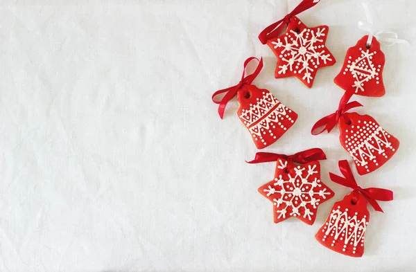 Kerstmis Nieuwjaar Vakantie Achtergrond Rode Peperkoek Cookies Witte Tabel Bovenaanzicht — Stockfoto