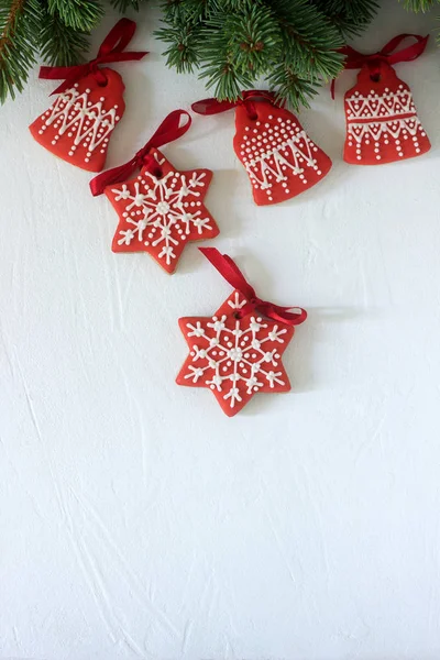 Kerstmis Nieuwjaar Vakantie Achtergrond Rode Peperkoek Cookies Witte Tabel Bovenaanzicht — Stockfoto
