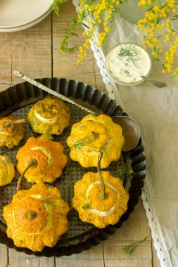 Pattypan kabak veya kabak ricotta fesleğen ve dereotu ile doldurulmuş ve ekşi krema sos ile. Vejetaryen yiyecekler, rustik tarzı, seçici odak.