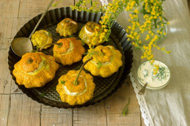 Pattypan kabak veya kabak ricotta fesleğen ve dereotu ile doldurulmuş ve ekşi krema sos ile. Vejetaryen yiyecekler, rustik tarzı, seçici odak.