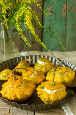 Pattypan kabak veya kabak ricotta fesleğen ve dereotu ile doldurulmuş ve ekşi krema sos ile. Vejetaryen yiyecekler, rustik tarzı, seçici odak.