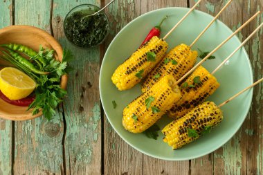 Tatlı Mısır chamichurri sos ve limon ile servis derin bir tabak içinde pişmiş. Rustik tarzı, seçici odak.