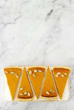 Şükran günü veya hafif bir arka plan üzerinde Halloween için geleneksel Amerikan kabak pasta. Rustik tarzı, seçici odak.