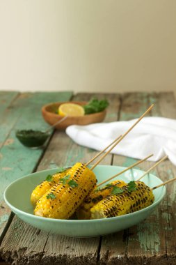 Tatlı Mısır chamichurri sos ve limon ile servis derin bir tabak içinde pişmiş. Rustik tarzı, seçici odak.