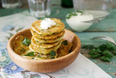 Krep kabak ve tatlı Mısır, ekşi krema, maydanoz ve dereotu ile görev yaptı. Vejetaryen yiyecekler, seçici odak.