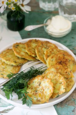 Krep kabak ve tatlı Mısır, ekşi krema, maydanoz ve dereotu ile görev yaptı. Vejetaryen yiyecekler, seçici odak.