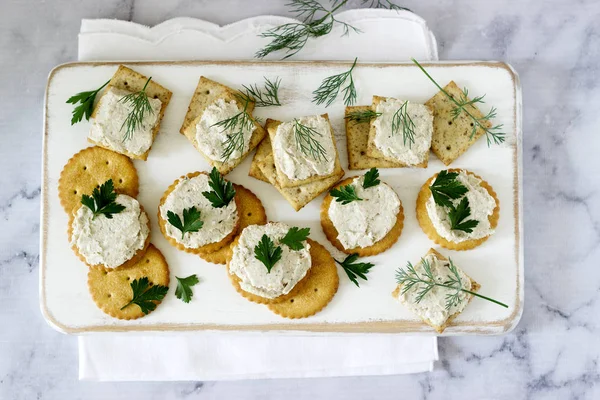 Aperatif kraker ve lor balık Yapıştır otlar üzerinde hafif bir arka plan ile. Seçici odak.