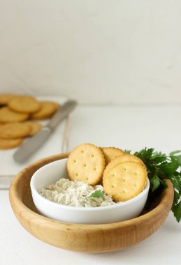 Aperatif kraker ve lor balık Yapıştır otlar üzerinde hafif bir arka plan ile. Seçici odak.