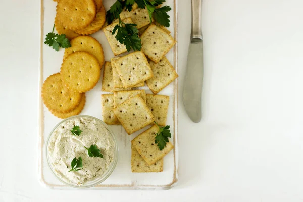 Aperatif kraker ve lor balık Yapıştır otlar üzerinde hafif bir arka plan ile. Seçici odak.