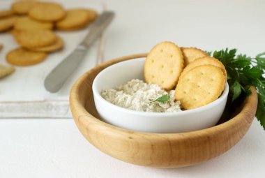 Aperatif kraker ve lor balık Yapıştır otlar üzerinde hafif bir arka plan ile. Seçici odak.