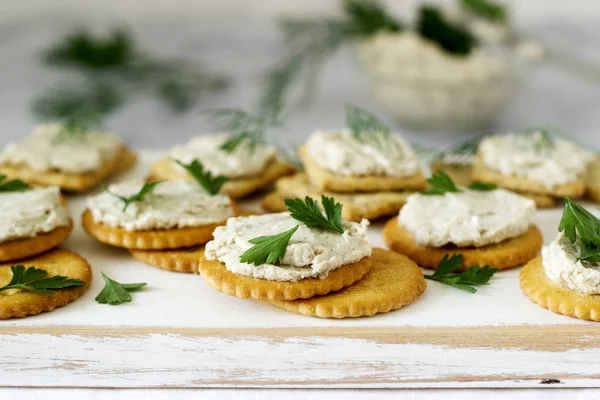 Aperatif kraker ve lor balık Yapıştır otlar üzerinde hafif bir arka plan ile. Seçici odak.