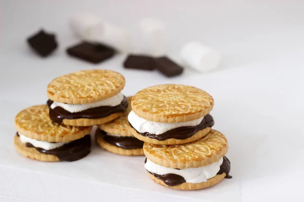 Hjemmelagde Marshmallows Med Sjokolade Kjeks Hvit Bakgrunn Selektivt Fokus – stockfoto