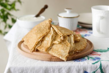 Kahvaltı krep ekşi krema ve bal ile servis. Seçici odak.