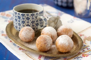 Kahve ile vanilya krapfen doghnut. Rustik tarzı, seçici odak.