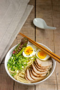 Çorba ramen noodle, et, yumurta ve yeşil soğan ile. Seçici odak.
