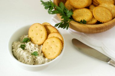 Aperatif kraker ve lor balık hamur hafif bir arka plan üzerinde otlar ile.