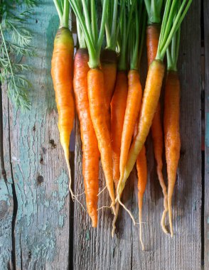 Olgun taze havuç ile ahşap bir masa başında.