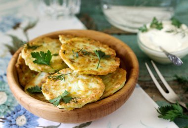 Krep kabak ve tatlı Mısır, ekşi krema, maydanoz ve dereotu ile görev yaptı. Vejetaryen yiyecekler.