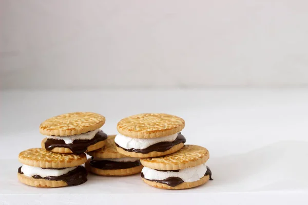 Hjemmelagde marshmallows med sjokolade på kjeks på hvit bakgrunn . – stockfoto