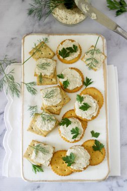 Aperatif kraker ve lor balık hamur hafif bir arka plan üzerinde otlar ile.