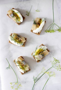 Gelenek Danca sandviç smorrebrod ringa balığı, yumurta, hardal ve dereotu ile açın. Karanlık ekmek sandviç.