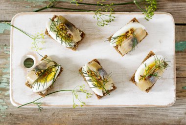 Gelenek Danca sandviç smorrebrod ringa balığı, yumurta, hardal ve dereotu ile açın. Karanlık ekmek sandviç.