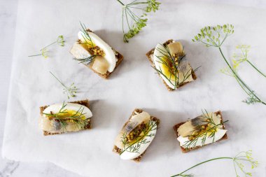 Gelenek Danca sandviç smorrebrod ringa balığı, yumurta, hardal ve dereotu ile açın. Karanlık ekmek sandviç, seçici odak.