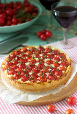 Tart, pasta veya cheesecake süzme peynir ve domates, ahşap arka plan üzerinde kırmızı şarap ile devam eder. Seçici odak.