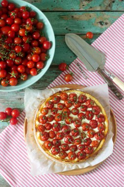 Tart, pasta veya cheesecake süzme peynir ve domates ve ahşap arka plan üzerinde taze domates. Seçici odak.