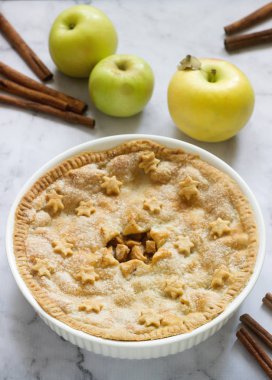 Geleneksel Amerikan elmalı turta yıldız ve şeker, elma ve tarçın üzerinde hafif bir arka plan ile dekore edilmiştir. Seçici odak.