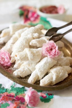 Geleneksel Romence veya Moldova çerez shortcrust pasta ve çay hafif bir arka plan üzerinde. Seçici odak.