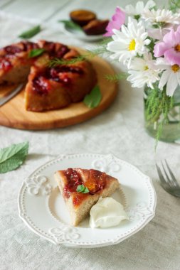 Karamelize Erik, Erik ve bir buket çiçek masanın üzerine tatlı pasta. Rustik tarzı, seçici odak.