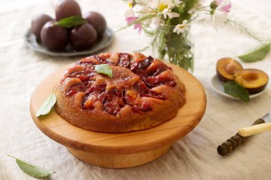 Karamelize Erik, Erik ve bir buket çiçek masanın üzerine tatlı pasta. Rustik tarzı, seçici odak.