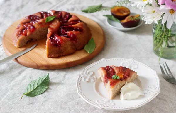 Karamelize Erik Erik Bir Buket Çiçek Masanın Üzerine Tatlı Pasta — Stok fotoğraf