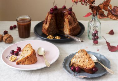 Elmalı turta fındık, tuzlu karamel ve küçük kırmızı elma ile dekore edilmiştir. Rustik tarzı, seçici odak.