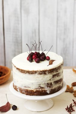Elma pasta krema ile dekore edilmiş küçük elma sonbahar kompozisyon arka planı ile. Rustik tarzı, seçici odak.
