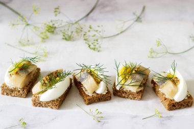 Gelenek Danca sandviç smorrebrod ringa balığı, yumurta, hardal ve dereotu ile açın. Karanlık ekmek sandviç, seçici odak.