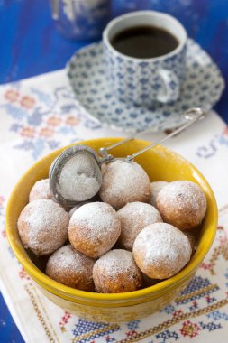 Kahve ile vanilya krapfen doghnut. Rustik tarzı, seçici odak.